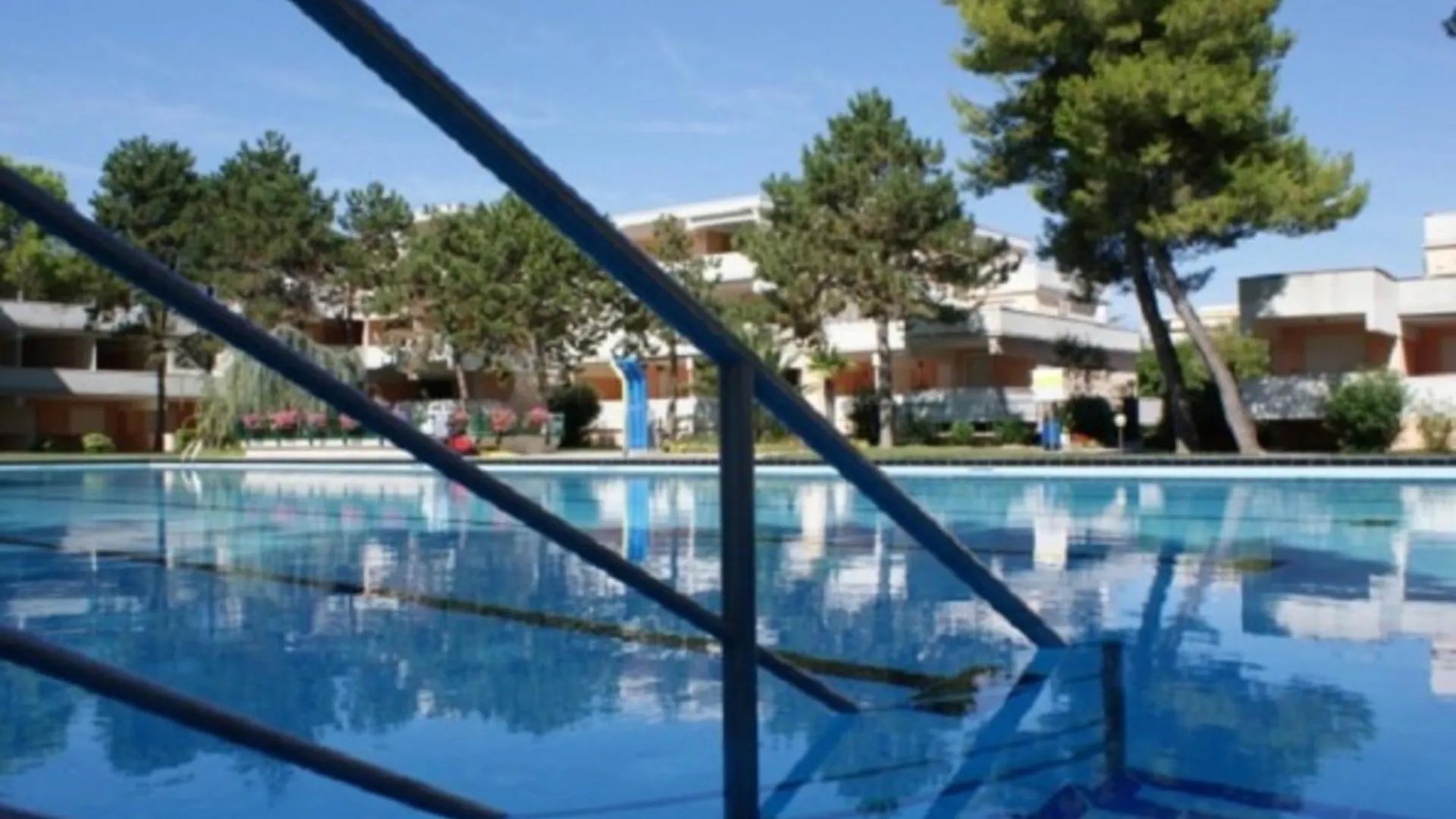 Flat With Terrace Overlooking The Pool - Beahost Bibione Apartment