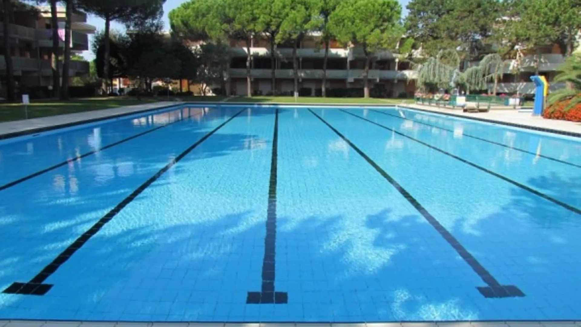 Flat With Terrace Overlooking The Pool - Beahost Bibione Apartment