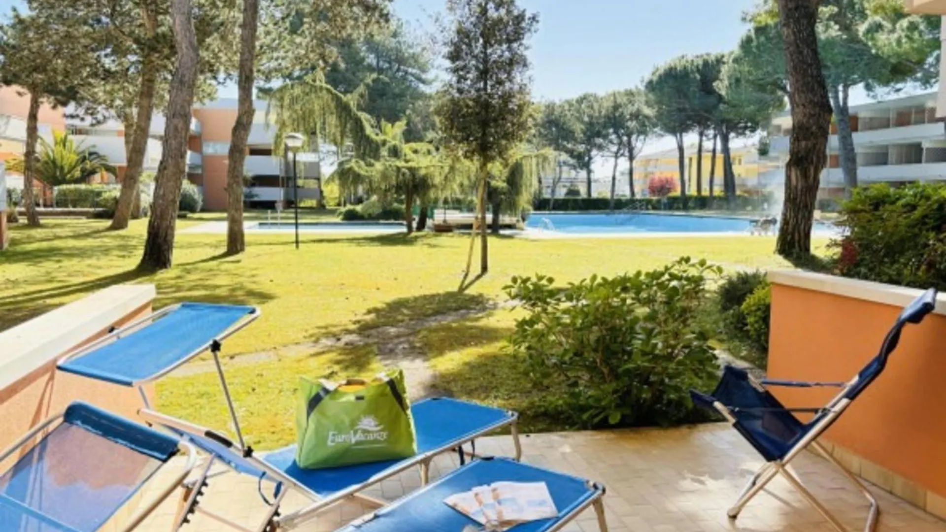 Flat With Terrace Overlooking The Pool - Beahost Bibione Apartment